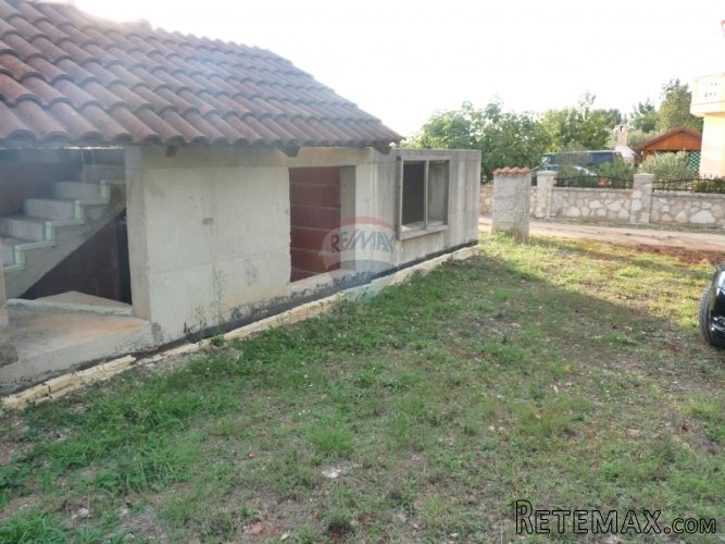 PEROJ, kuća rou bau od 250 m2 na terenu od 376 m2