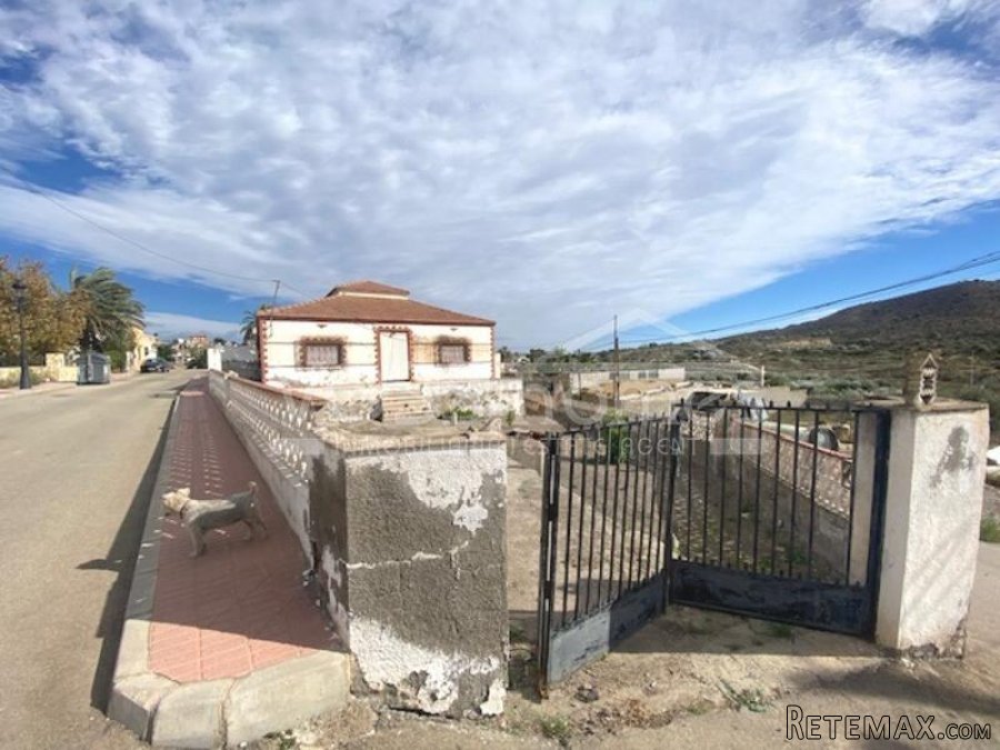 A large, detached village house with 5 bedrooms, 1 large.. - 2