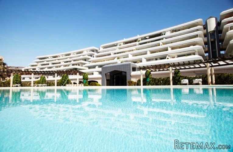 Apartment located on the first line of Paseo Marítimo with..