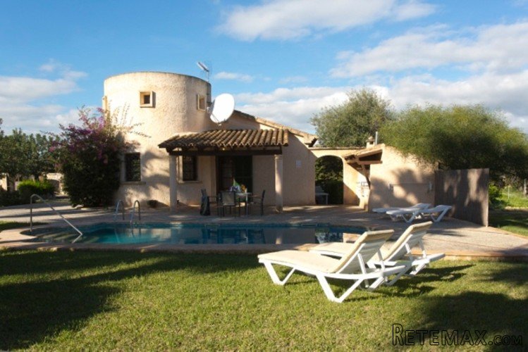 This is an absolutely marvelous small country house located..