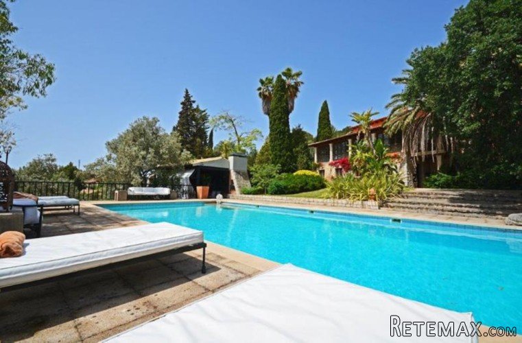 Large country house on the outskirts of Lloseta at the foot..