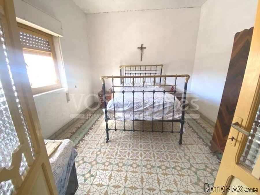 A large, detached village house with 5 bedrooms, 1 large.. - 8
