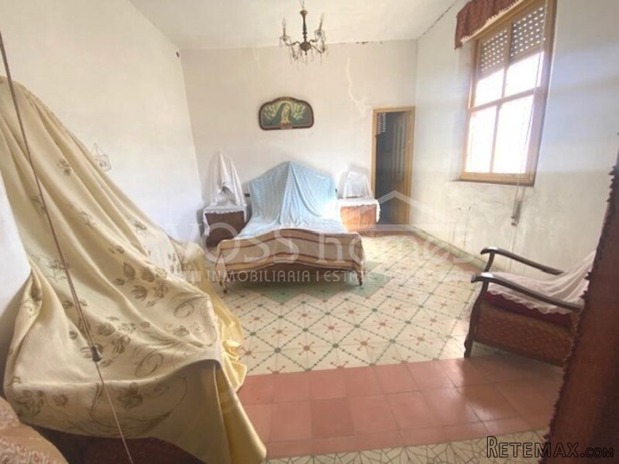 A large, detached village house with 5 bedrooms, 1 large.. - 9