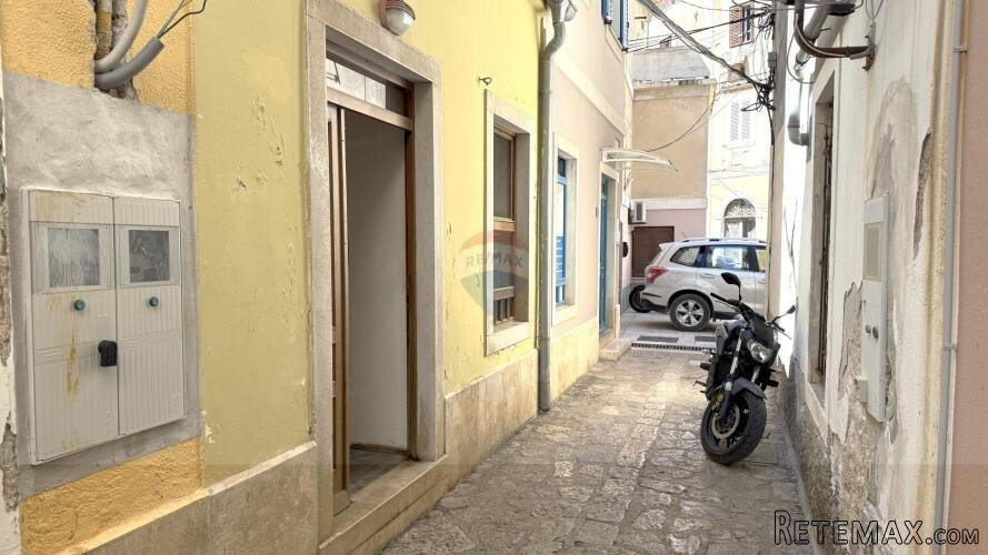 Mali Lošinj, Poslovni prostor u centru grada