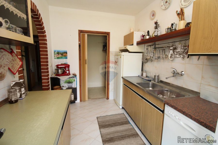 POREČ, okolica-samostojeća kuća sa velikom okućnicom i teras - 9