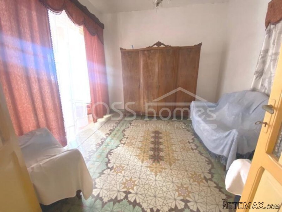 A large, detached village house with 5 bedrooms, 1 large.. - 10