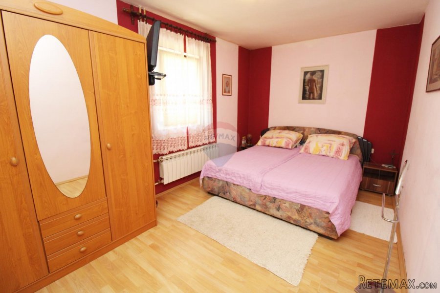 POREČ, okolica-samostojeća kuća sa velikom okućnicom i teras - 10