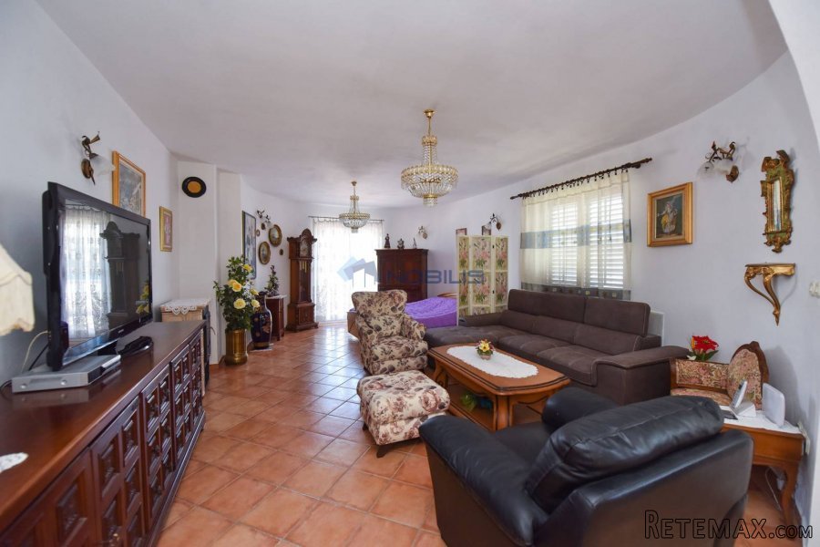 Pag, samostojeća kuća 500m2, 4 apartmana, okućnica 500m2 - 11