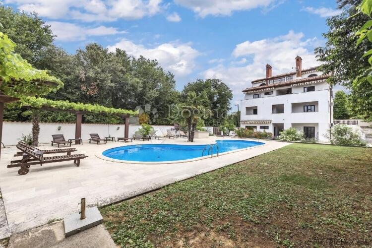 PREDIVNA APARTMANSKA KUĆA SA BAZENOM 150m OD MORA