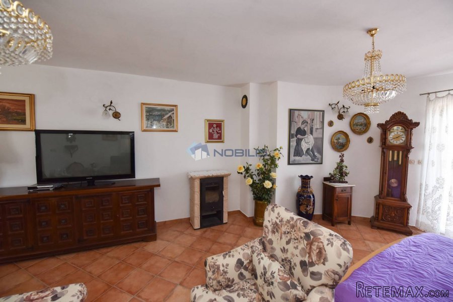 Pag, samostojeća kuća 500m2, 4 apartmana, okućnica 500m2 - 13