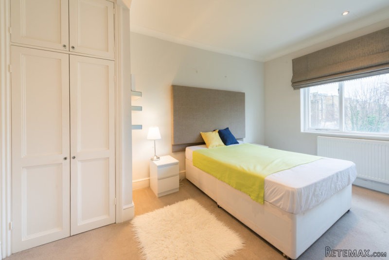 Twin with 2 single bed near Warwick..