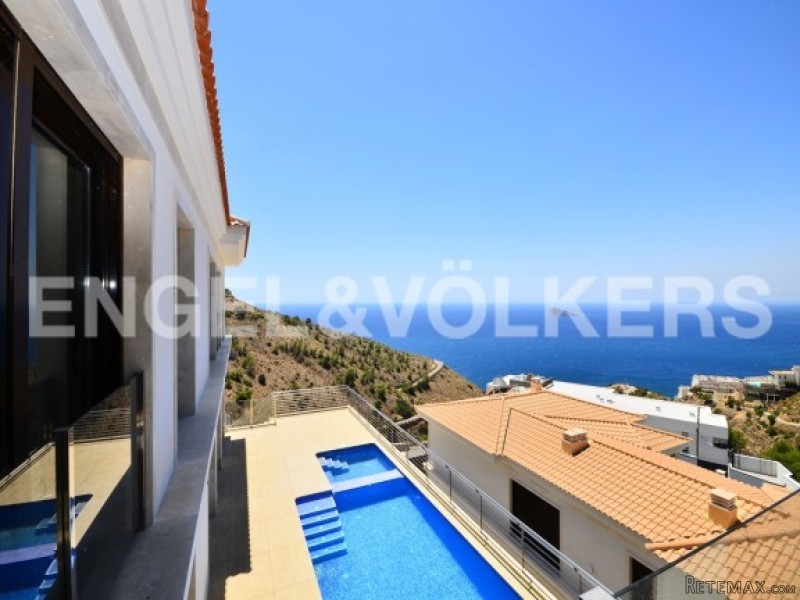 New Modern Villa With Spectacular Views
