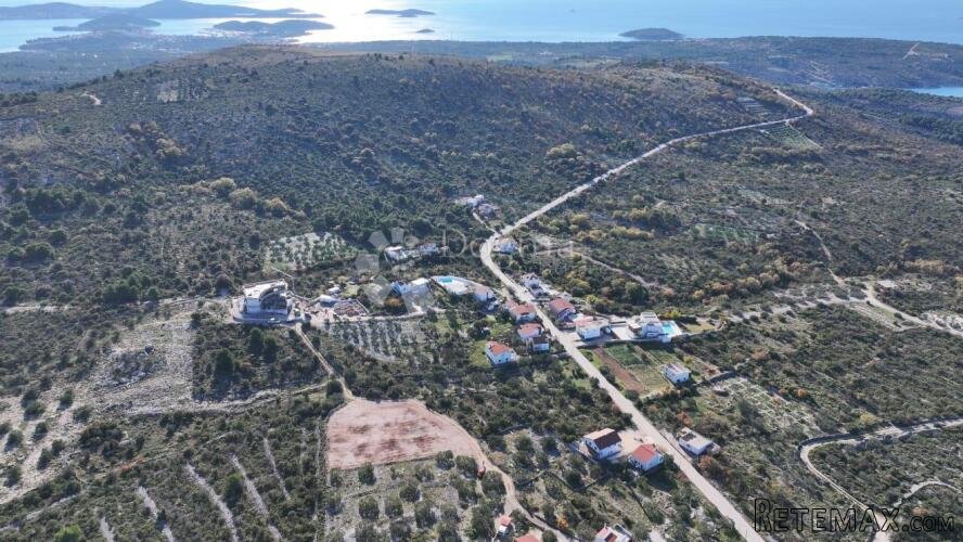Građevinsko zemljište od 2186m2 u zaleđu Primoštena
