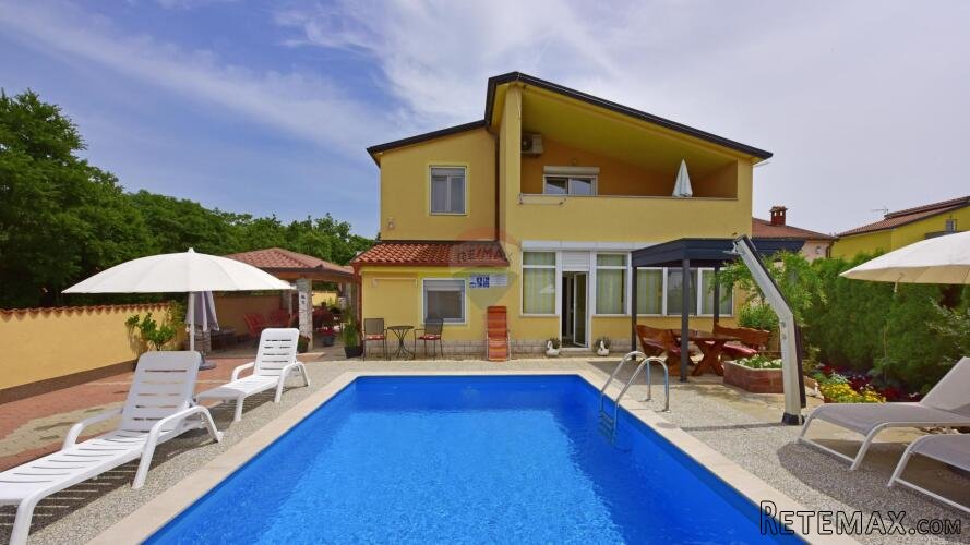 Istra, Poreč, apartmanska kuća s 5 stambenih jedinica i baze