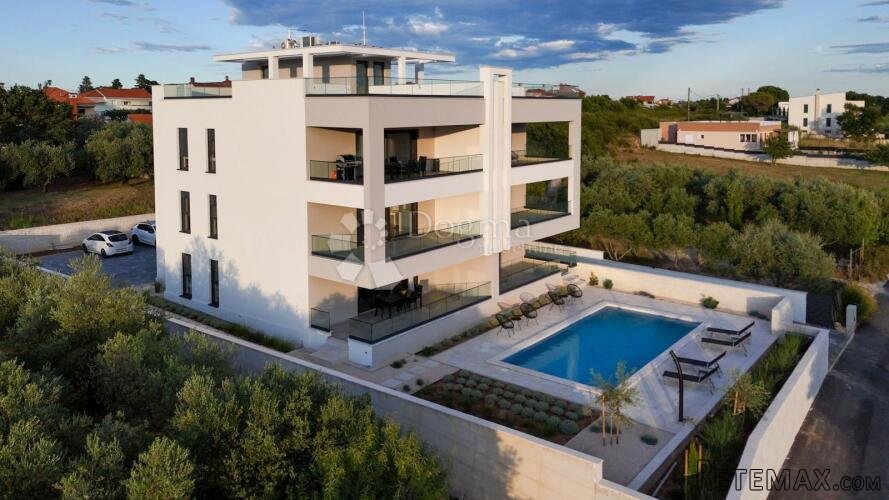 Luksuzan trosoban stan u prizemlju s bazenom – Crno, Zadar ( - 2