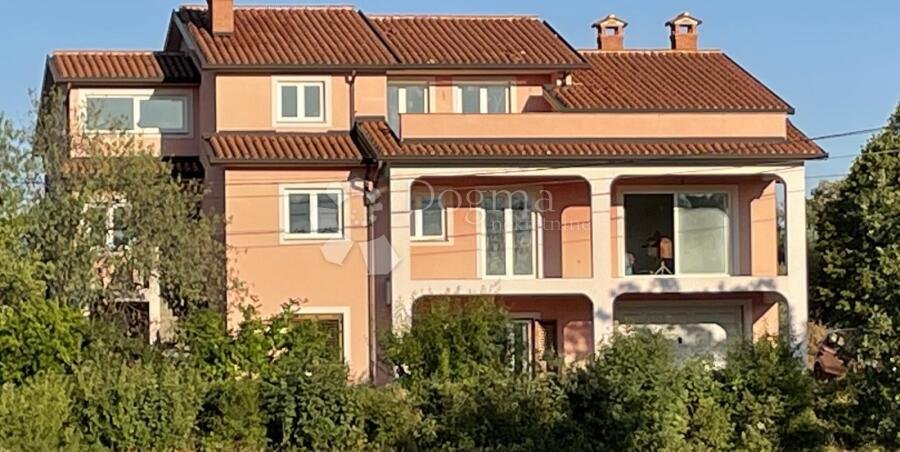 VELIKA KUĆA 647 m2 (prizemlje + kat + mansarda)