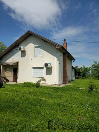 Prelepa kuca sa placem i pogledom na grad