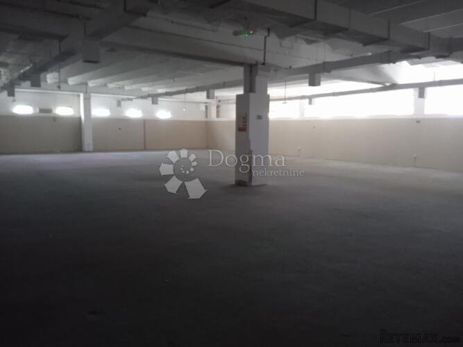 Prostran poslovni prostor 1100m2 PULA - 2