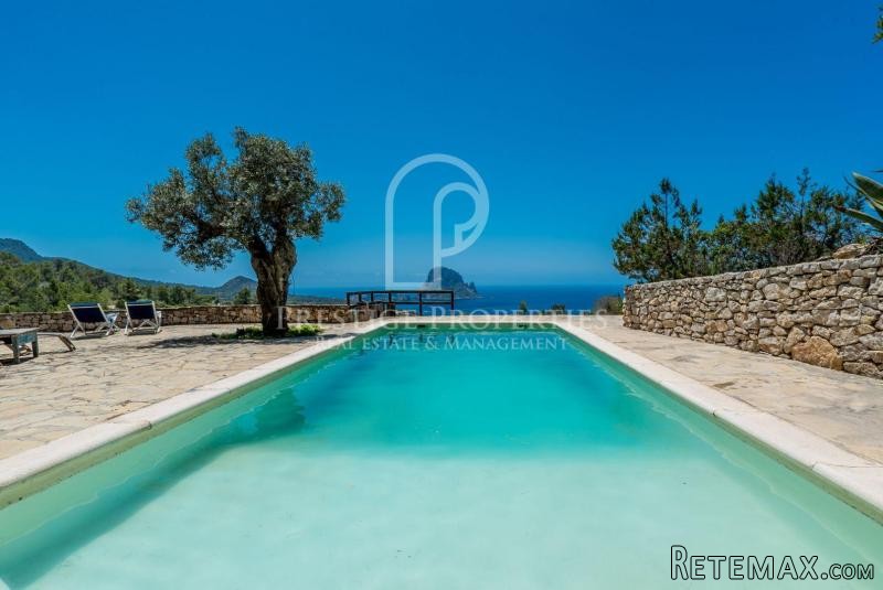 Spectacular estate with various..