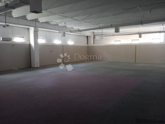 Prostran poslovni prostor 1100m2 PULA - 3