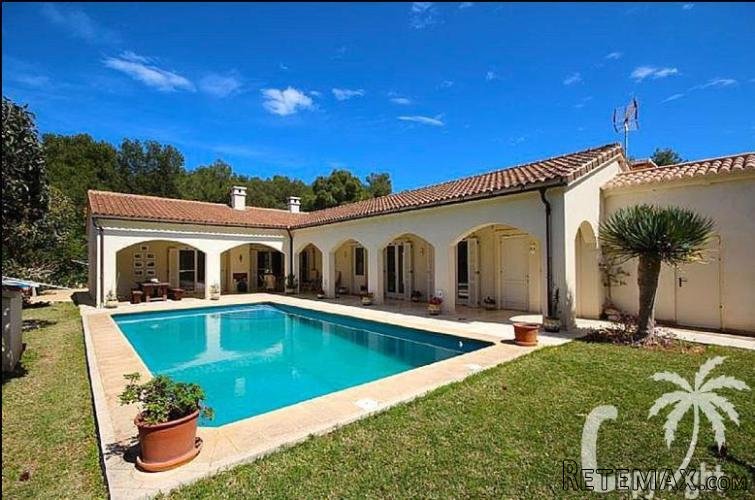 Beautiful colonial style Villa one level for sale in a..