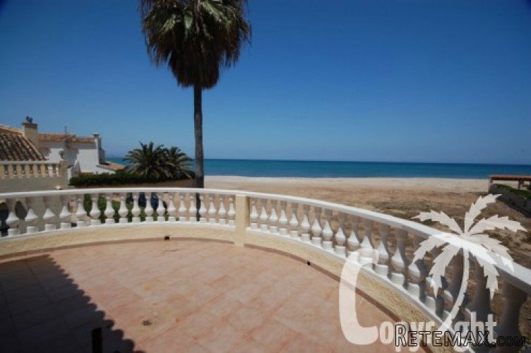 Beachfront villa for sale in Els Poblets, located just 1km.. - 2