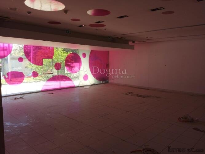 Poslovni prostor na frekventnoj lokaciji-PULA (240M2) - 2