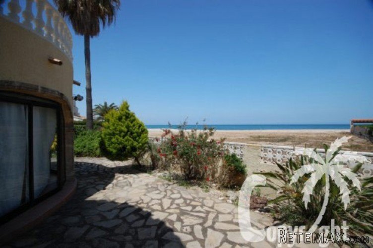 Beachfront villa for sale in Els Poblets, located just 1km.. - 3
