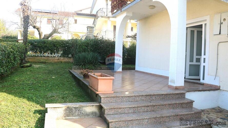Poreč -stan u prizemlju s okućnicom
