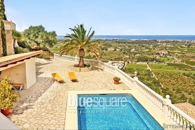 4-Bedroom villa with stunning sea views - 2