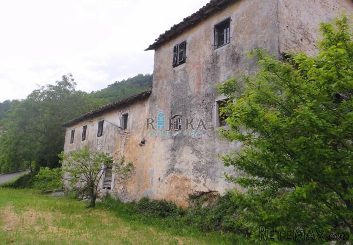Imanje sa starinom te pomoćnim objektom na području O..