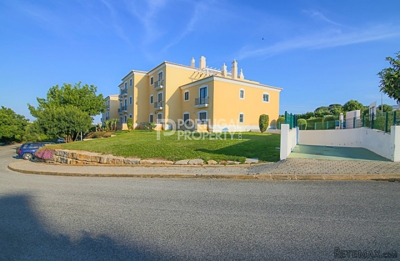 2 Bed apartment in nice condominium..