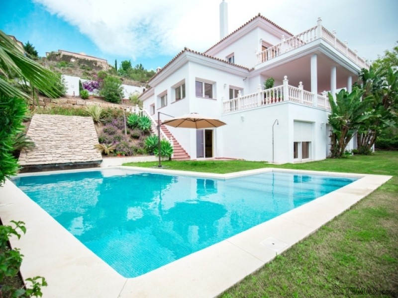6 Bedroom Villa For Sale Situated In El..