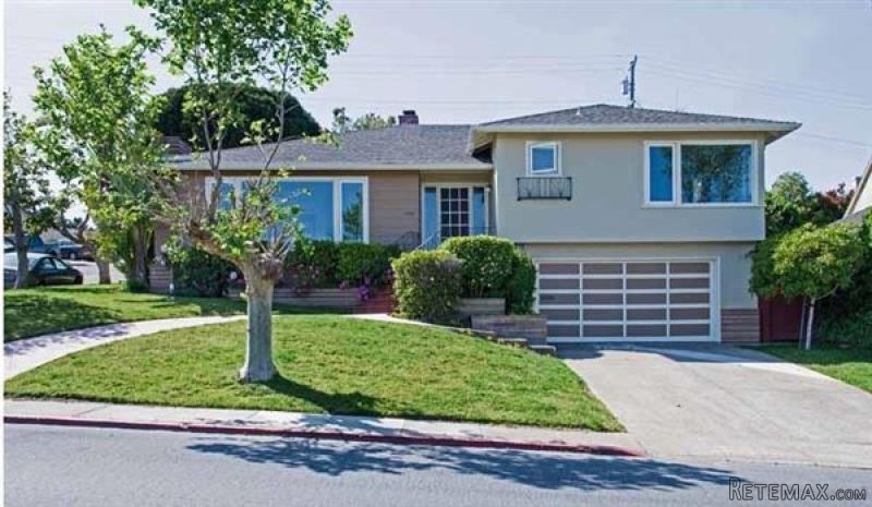 beautiful home enjoys natural light and..