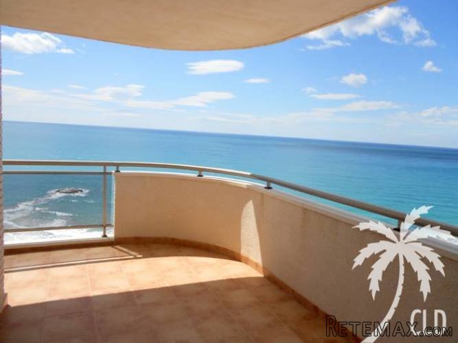 Beachfront apartment in Calpe built in 2006 with spacious..