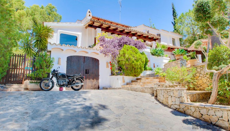 Charming Five Bedroom Sea and Golf View..