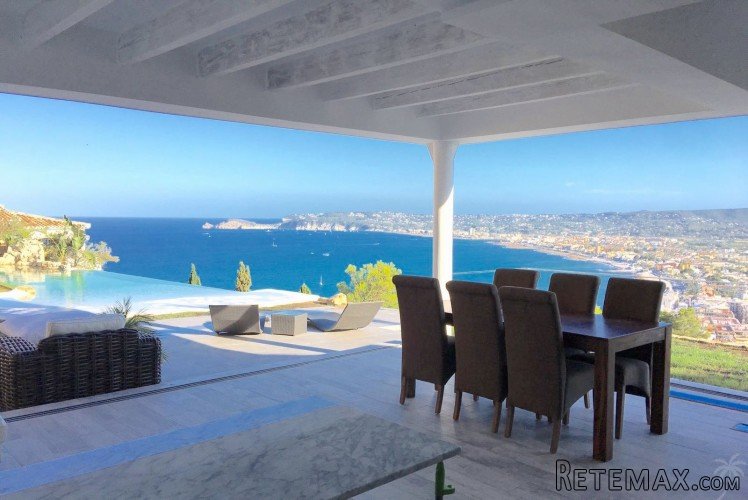 Luxurious villa with amazing open views of the Bay of Javea..