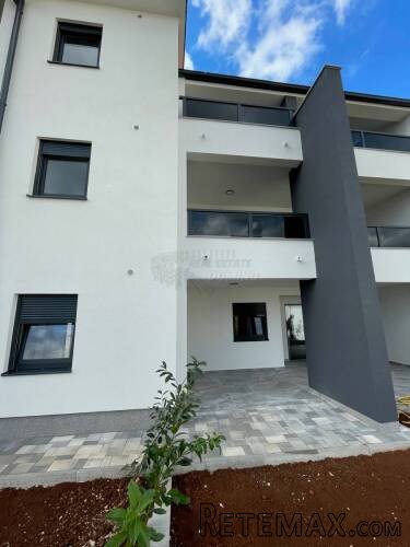 Prekrasan apartman u novogradnji s vrtom! - 2
