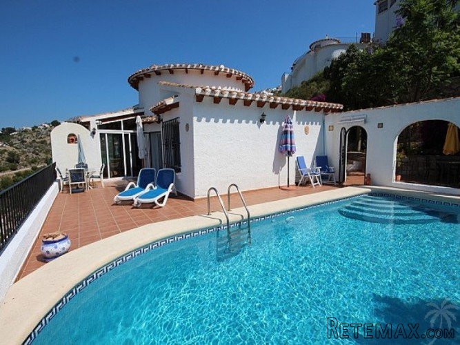 This charming and very bright villa is in excellent..