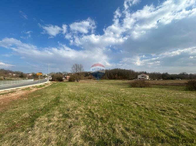 Pićan, građevinsko zemljište 695 m2