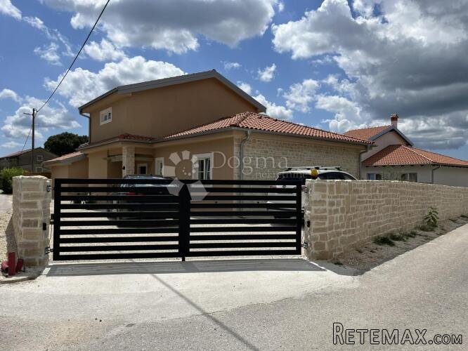 Luksuzna vila s bazenom za dugoročni najam - 2