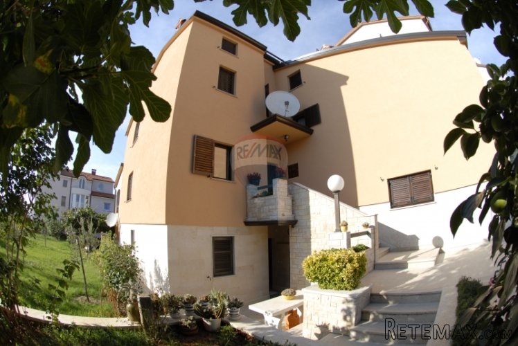 PULA, ŠTINJAN, KUĆA S APARTMANOM I GRAĐEVINSKIM...