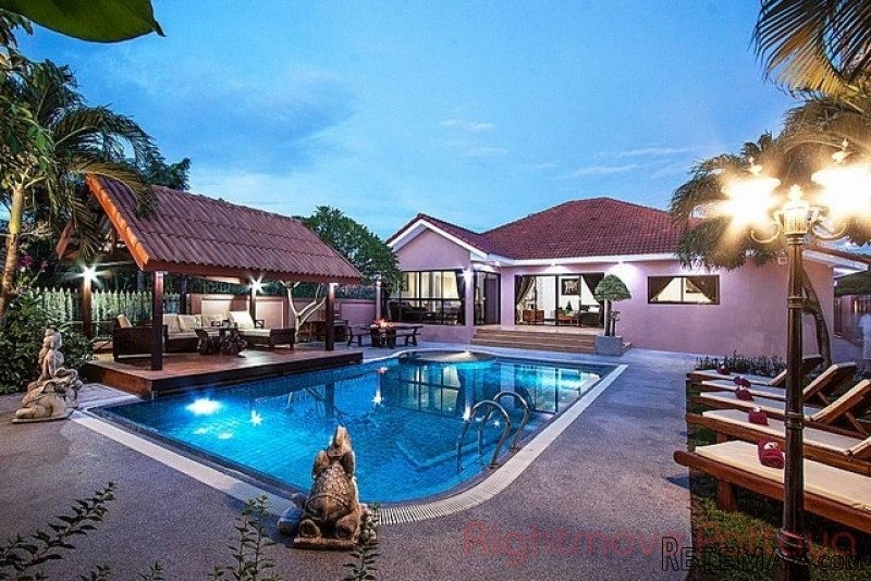 5 Bedroom House for sale in Jomtien -..