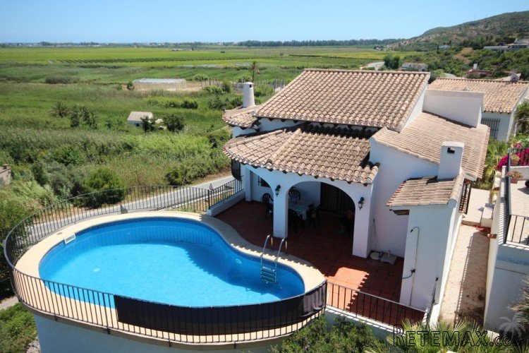Charming villa with private pool and open views over the..