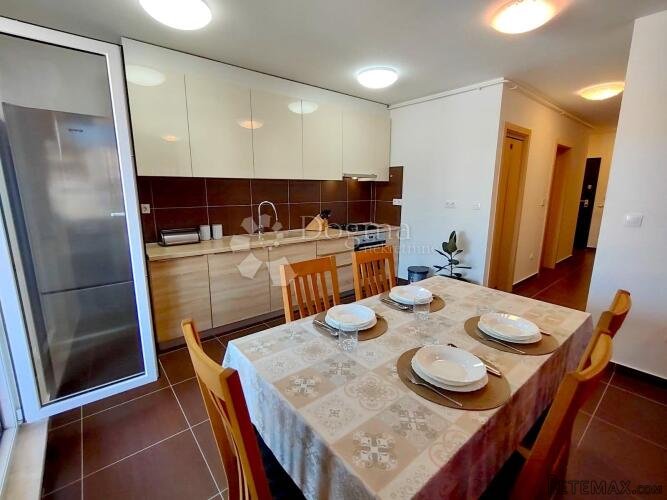 Pula, Prostran stan sa terasom i dva PM, 74,60m2
