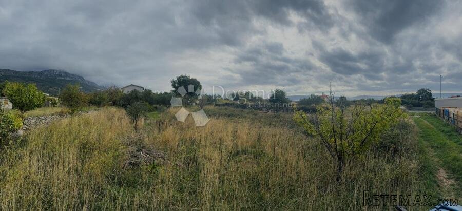 Poljoprivredno zemljište 2200 m² u Kaštel Lukšiću – najam, 2