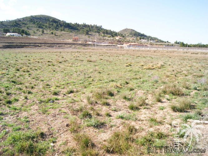 Very central plot one kilometer from Hondon de las Nieves...