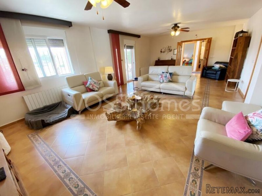 A beautifully maintained, quality built, two-storey, 3 bed.. - 2