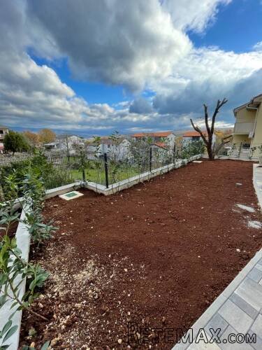 Prekrasan apartman u novogradnji s vrtom! - 2