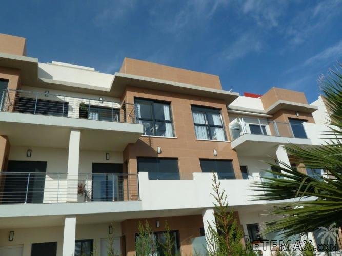 Very close to a brand new shopping mall, this residence.. - 2